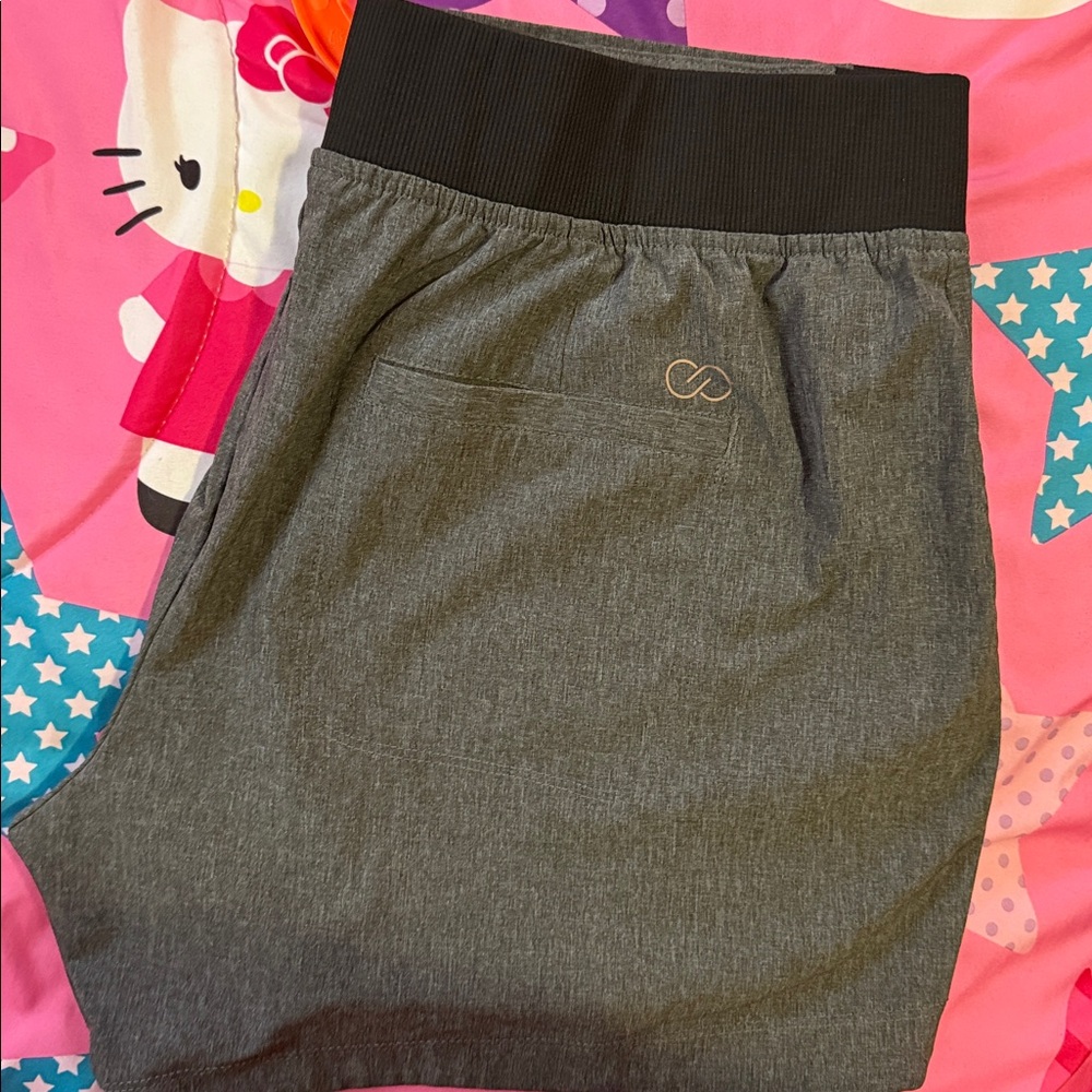 Calia by Carrie Underwood pull on shorts w- zipper front & back pockets. New